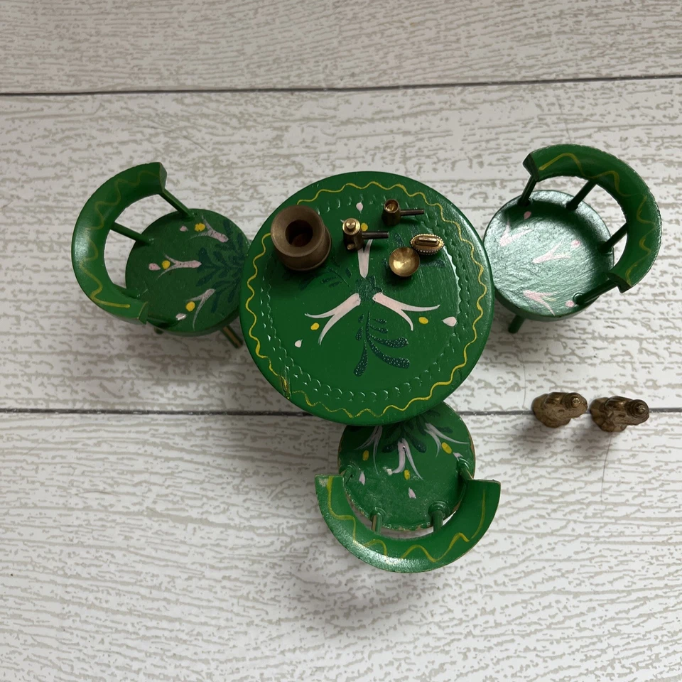 Mesa y sillas de madera Fomerz para casa de muñecas miniaturas pintadas de verde con accesorio de latón Foto 2 de 4
