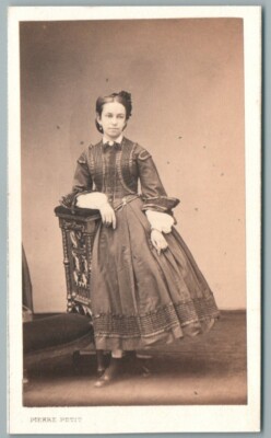 CDV 1865 Elegantes kleines Mädchen posiert für Pierre kleines altes Foto Paris Mode
