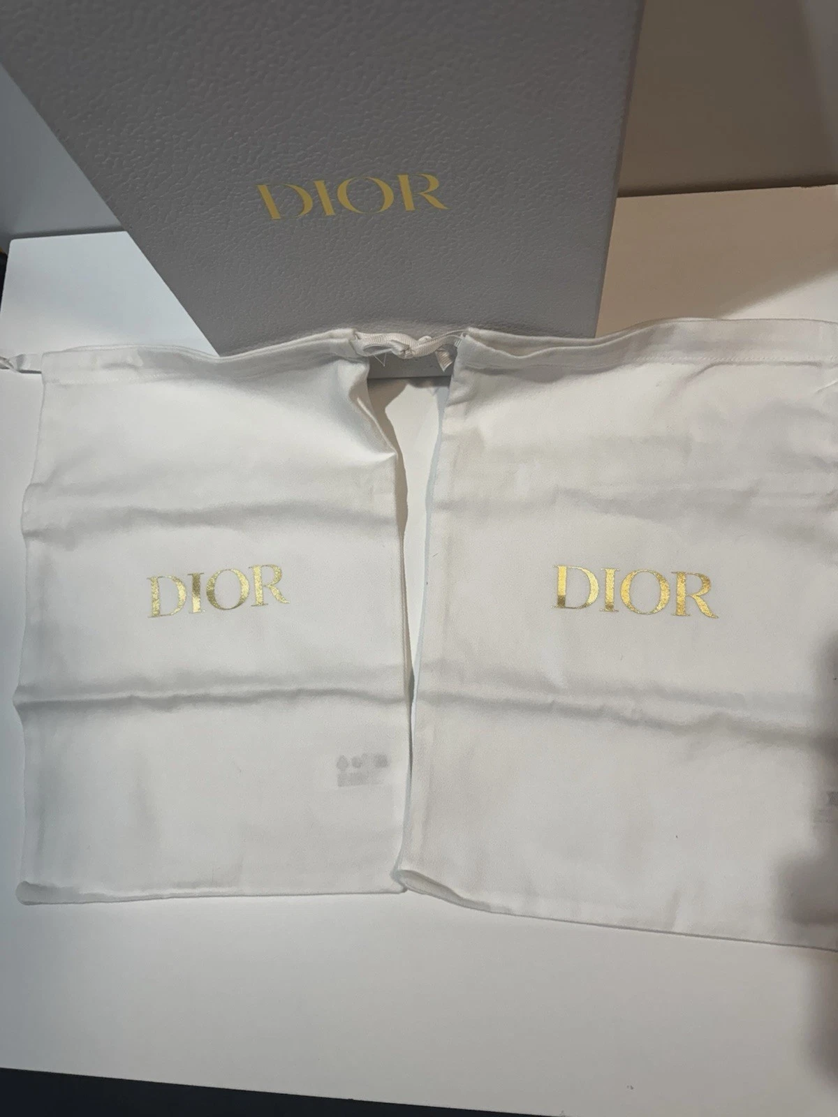 Boîte à chaussures Dior avec sac à poussière