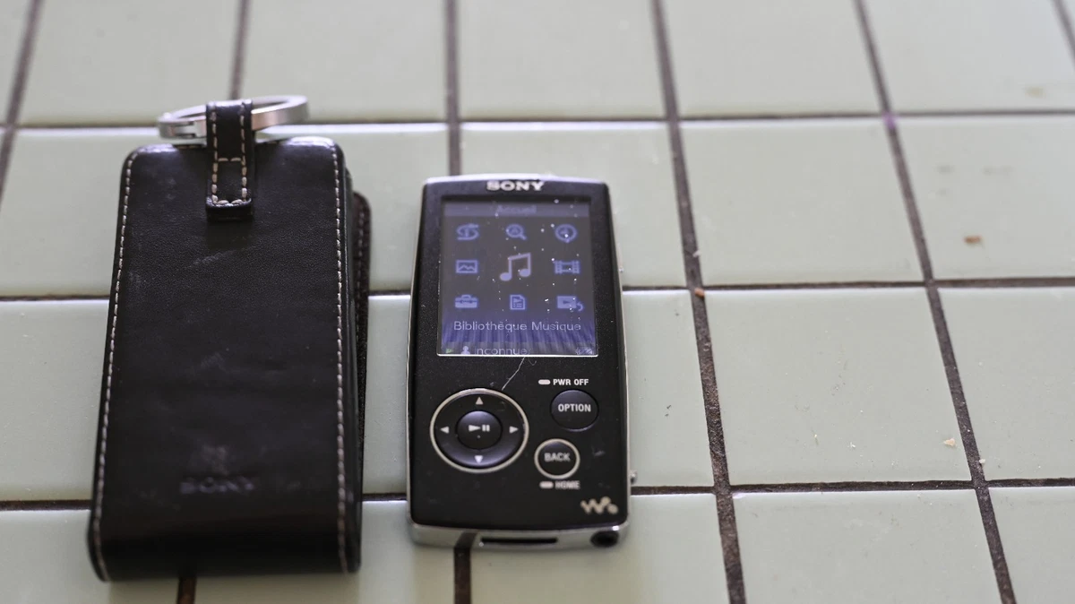 Sony NWZ-A818 8 GO avec étui Sony état neuf mint!