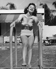 81bx01-149 historic Los Angeles Linda Spencer guest Ambassador Lido pool 81bx01-
