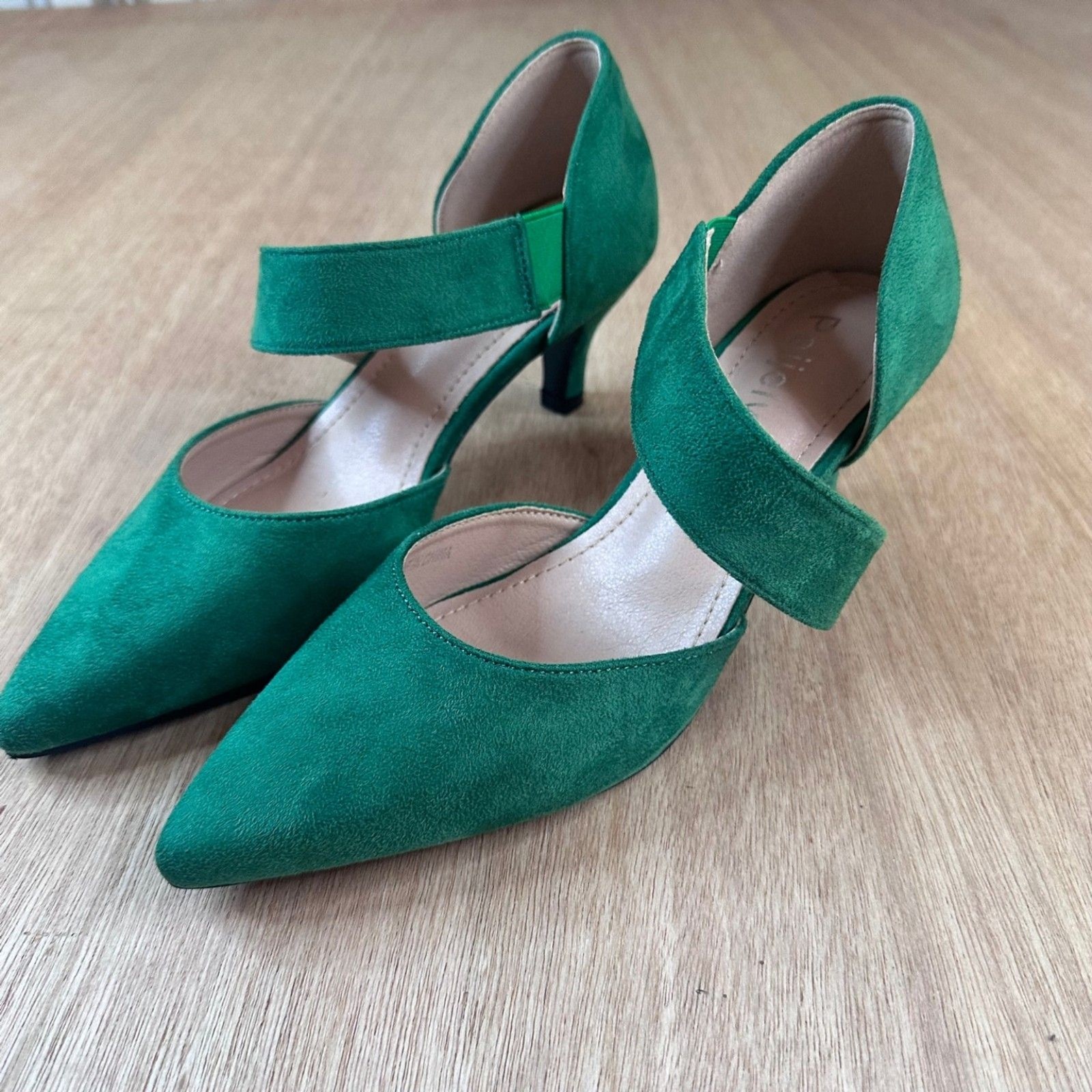 Peiley Women’s Sz 5.5/6 Green Faux Suede Low Heel Strap Pumps Pointed Toe Dressy