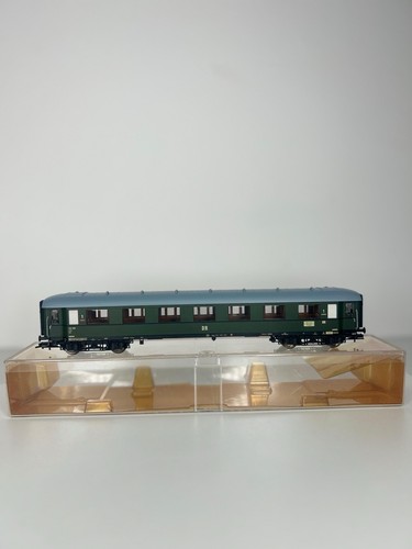 Fleischmann 5741 Wagon, 242 066 A4 ÜE 1. Klasse, Raucher, Grün | Zustand: Gebraucht
