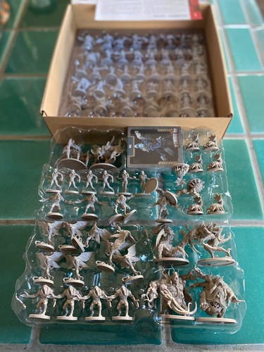 Zombiecide: CIVILIAN EXTRAS box CMON ZCS-KS01 - Picture 2 of 6