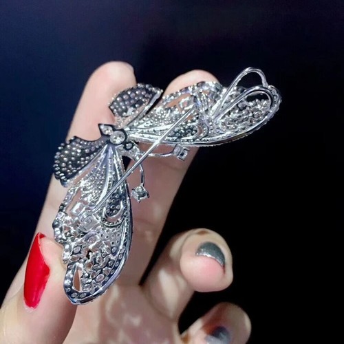 Spilla Farfalla Spilla Farfalla 2,00 Ct Taglio Rotondo Lab Creata Zaffiro Placcato Oro Bianco 14K - Foto 7 di 9