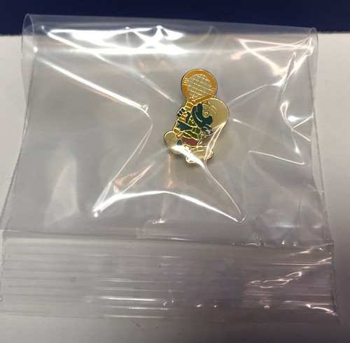Vintage SMURF Butterfly Catching Lapel Hat Tie Pin 1" Smurfs Pinback TAIWAN - Picture 7 of 7