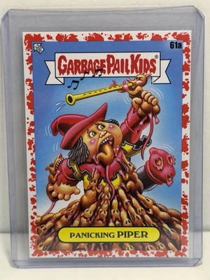 2022 Garbage Pail Kids Book Worms Panicking Piper Inkwell Red Parallel #61a /75 - Bild 1 von 2