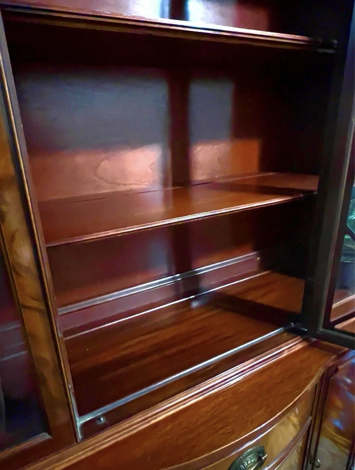 Gabinete de China de Caoba Renacimiento Federal Drexel Heritage de Colección, Circa 1950-1955 Foto 3 de 4