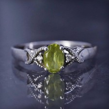 Size 6, vintage sterling silver 925 stackable band ring with peridot