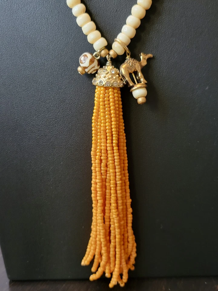 Collar Chico's Blanco y Naranja Cuentas Borla Imitación Hueso con Dije Camello Foto 2 de 4