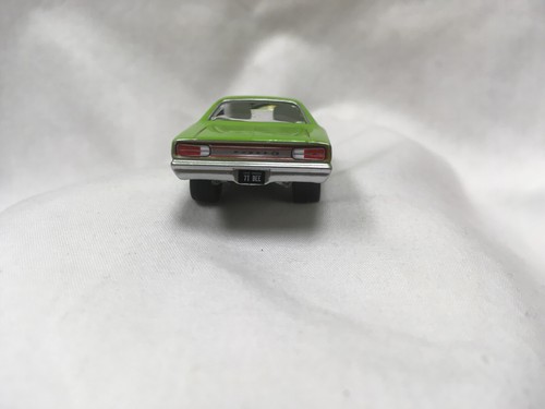 Johnny Lightning 1970 Dodge Coronet Super Bee w/ Storage Tin & Opening Hood! - Picture 5 of 6