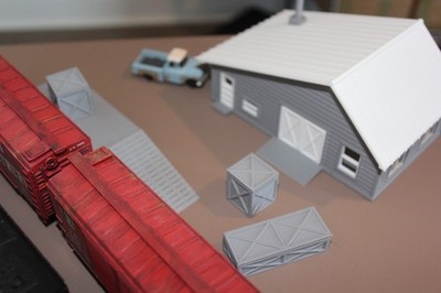 224178 Small HO workshop Building. W/ a loading dock, 2 Small, 1 long crates.