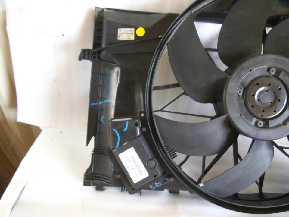Conjunto de ventilador de refrigeración del motor Mercedes-Benz C32 AMG 2002-2004 A2035000293 Foto 4 de 4