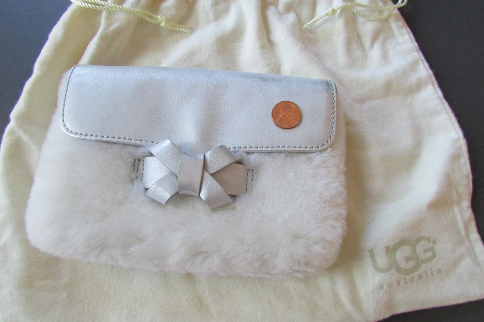 Bolso clutch UGG con lazo de piel de oveja ¡Sí, quiero! Colección Boda Blanco Plata Nuevo $105 Foto 3 de 4