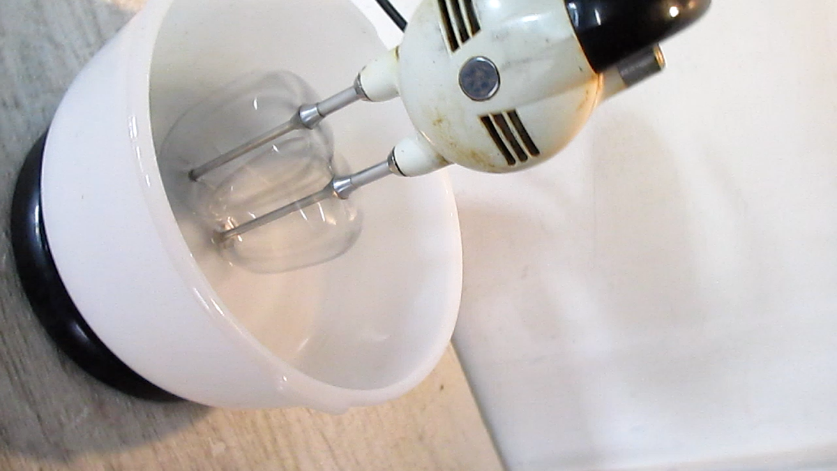 Vintage 1954 Sunbeam Mixmaster, 2 Bowls, Beaters, White Model 10A