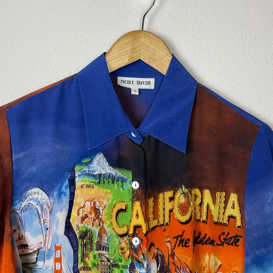 Top con botones de seda Nicole Taylor S con cuentas estampado de punto de referencia de California vacaciones Foto 2 de 4