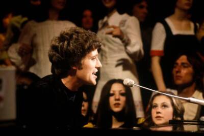 Irish singer Gilbert Osullivan performs in front of a studio audie- Old Photo 4
