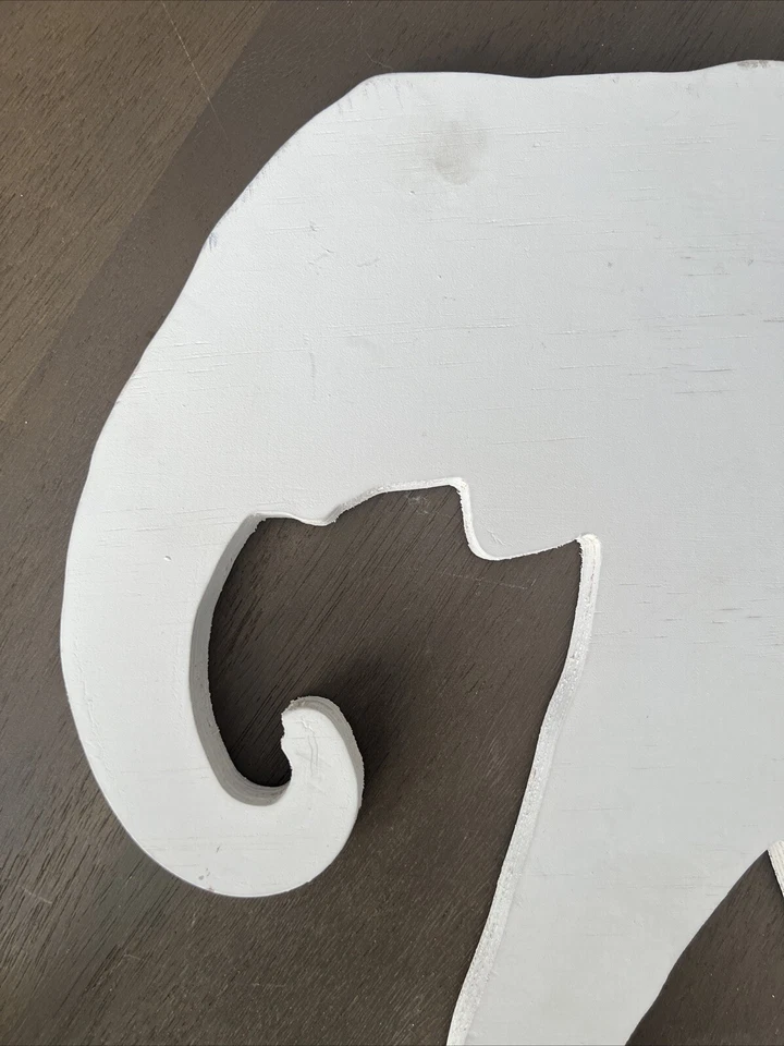 Arte de pared de elefante de madera blanca Babies R Us, perchas ranuradas incorporadas, ¡excelente! Foto 4 de 4