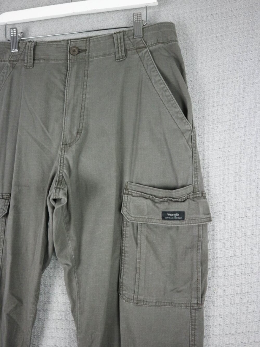 Wrangler Relaxed Fit Cotton Straight Cut Cargo pants Mens 32x32 fits 35x30 image 3