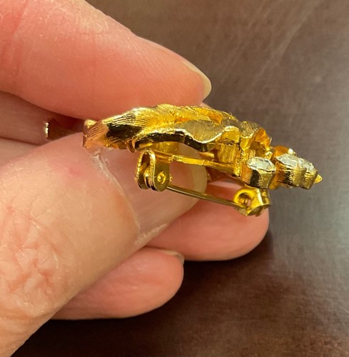 Vintage Women's Pin Brooch TJ Signed Gold Tone Leaves Rhinestone Detail - Read - Picture 7 of 9