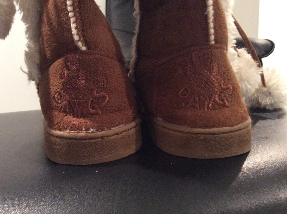 Botas altas Dawg Chocolate Pom-Pom. Nuevo. talla 5 Foto 3 de 4