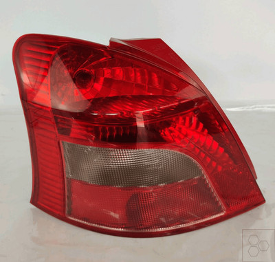 815610D110 Rücklicht. Links TOYOTA YARIS 1.3 16V (FRP) Ber. 3p/b/1298cc