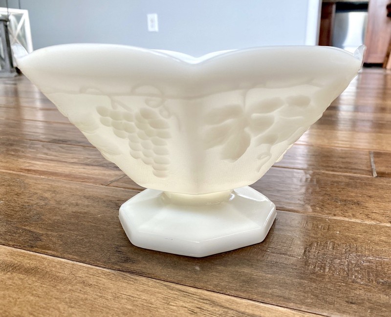  Anchor Hocking Harvest Grape White Milk Glass Lge Footed Pedestal Serving Bowl