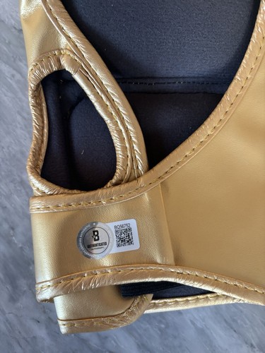 Guante de Oro Islam Makhachev Firmado Raro Certificado de Autenticidad Beckett - Imagen 2 de 2