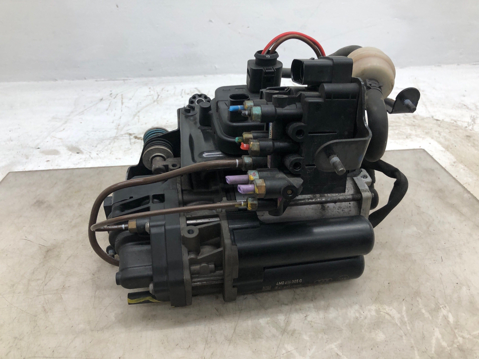 2016-2020 BENTLEY BENTAYGA AIR RIDE SUPSENSION COMPRESSOR SUPPLY UNIT 4M0616005G