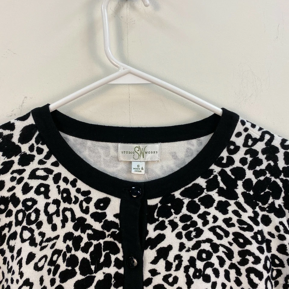 Cárdigan suéter pequeño Studio Works para mujer negro blanco estampado animal algodón A77 Foto 3 de 4