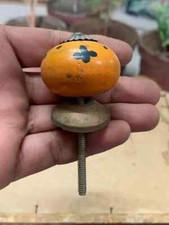 Vecchio pomello per porta vintage in legno e ottone dipinto a fiori arancioni...