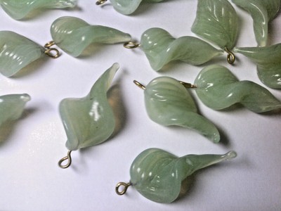 VTG 24 CLEAR GLASS CURVY VEINED LEAVES PRESSED BEAD #030611u SILVER LOOP