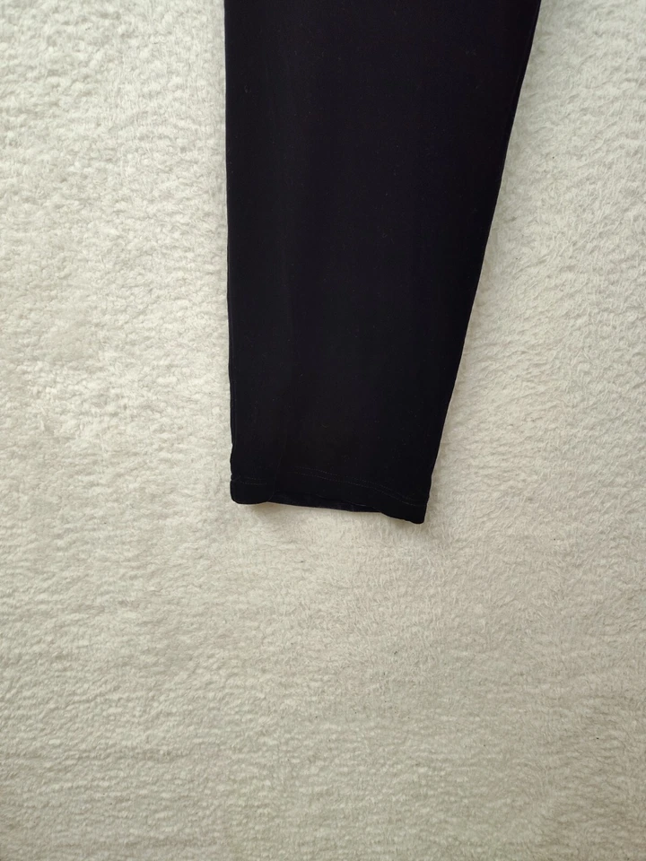 Pantalones de mujer Linea pequeños negros mezcla de polietileno rectos calce regular frente plano Foto 4 de 4