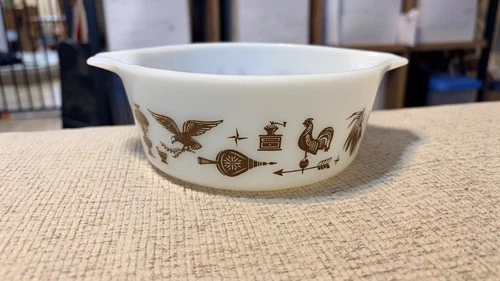 Vtg Pyrex Americana # 472 1-1/2 Pint Casserole Dish no Lid USA Eagle Cat Hen