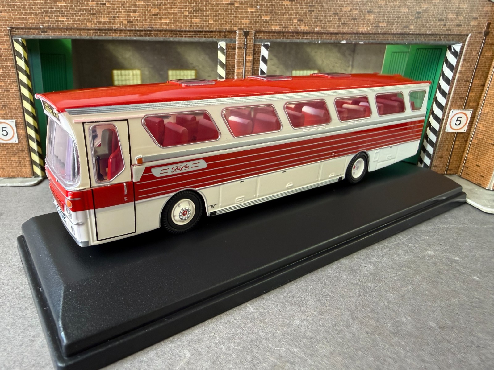 Oxford Diecast 76AMT006 Alexander M Type Alexander Fife Bus 1:76 OO Gauge