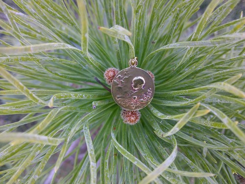 French Art Nouveau 18K Gold Baby Child Lily Of The Valley Swan Crib Charm 🔔