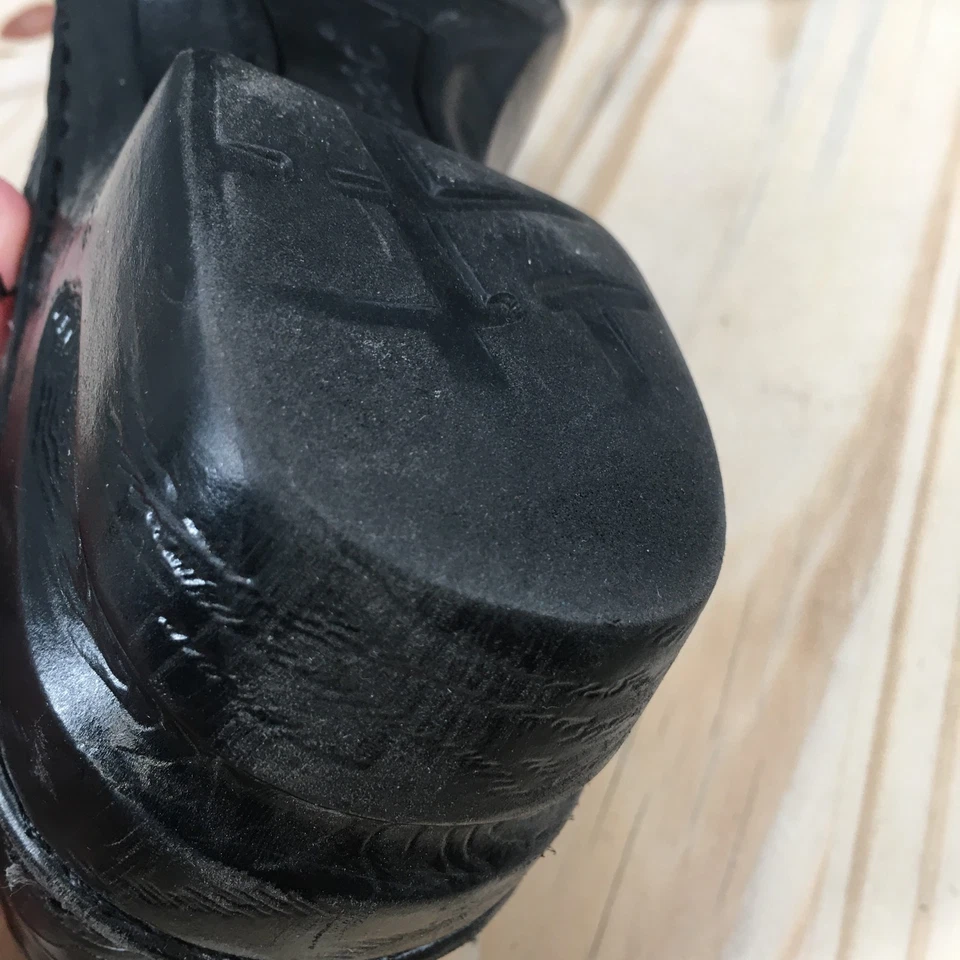 Zapatos Born Concept para mujer 7 M Peggy Tooled zuecos negros imitación cuero tacón de cuña Foto 4 de 4