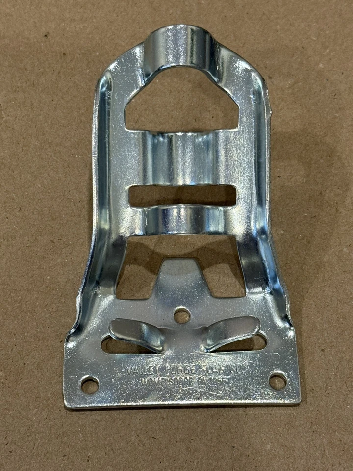 Soporte para asta de bandera Valley Forge Flag Co. - Soporte de pared de metal con herrajes Foto 4 de 4