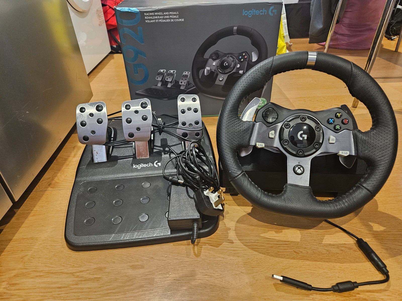 Logitech G920 Driving Force Racing Wheel with Pedals (941-000124)