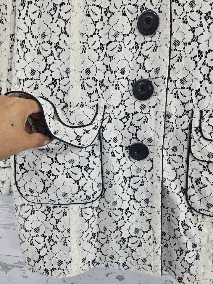 Gabardina Susan Graver superpuesta de encaje marfil negra recortada para mujer grande Foto 4 de 4