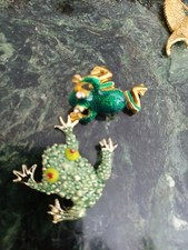 2 Frog ,pin Green, Very CUTE S