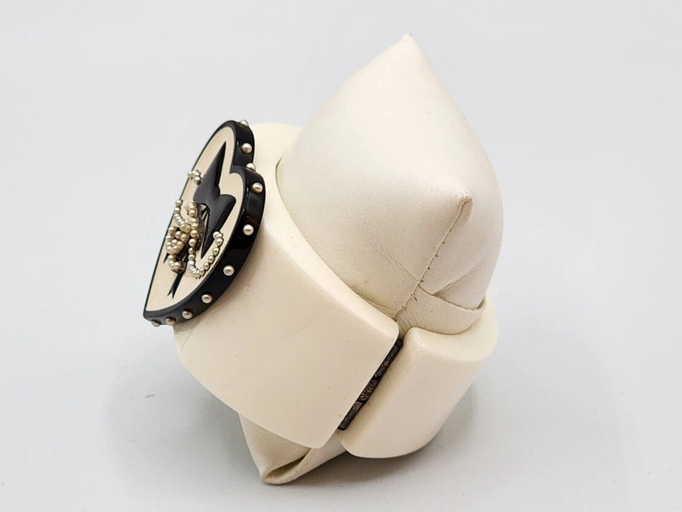 Brazalete CHANEL Primavera 2006 Negro Esmalte Sobre Resina Blanca Corazón Logo Foto 4 de 4