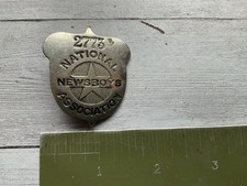 ORIGINAL VINTAGE NUMBERED NATIONAL NEWSBOYS ASSOCIATION BADGE PIN