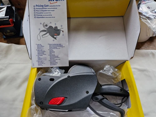 Avery PL1/8 label applying machine Manual label applying machine Black