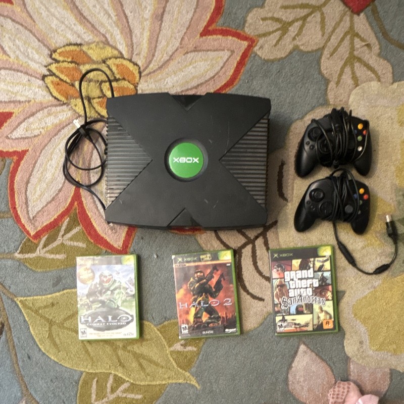 Microsoft Original Xbox Console Bundle 2 Wired Controllers 3 Games Halo 2 GTA SA