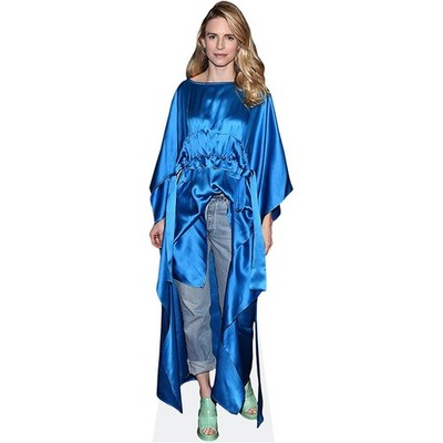 Brit Marling (blaues Top) lebensgroßer Ausschnitt