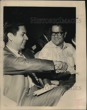 1969 Press Photo Oscar Hernandez shaking hands with Pete Torres - saa37572
