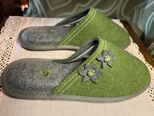 Acorn Womens Green & Gray Felt Slippers W/ Flower Appliqué Size 7W Rubber Sole - Afbeelding 1 van 7