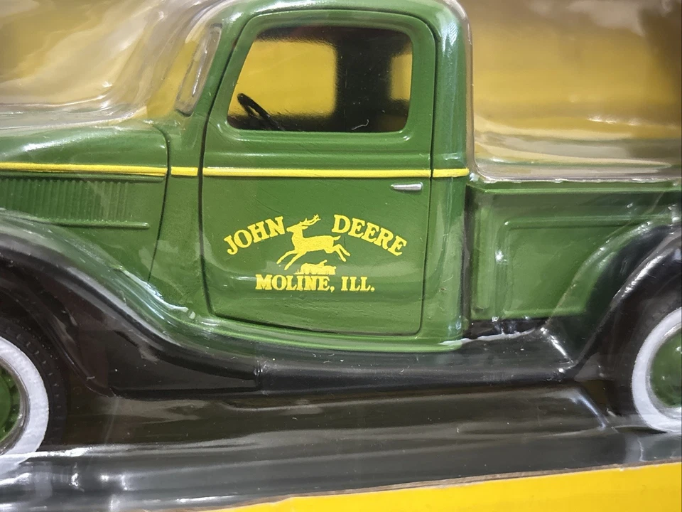 John Deere Truck Replica - New - SpecCast Die Cast 1/25 Moline, IL Green 16196 - Image 3 of 4