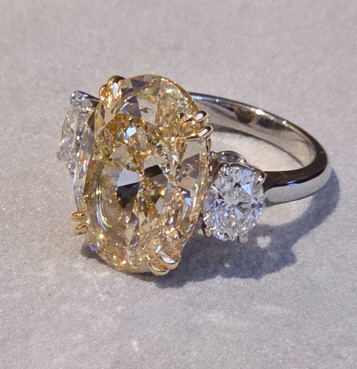 K　 GIA 11.38ct Oval Fancy Light Yellow Diamond 3-Stone Ring in
